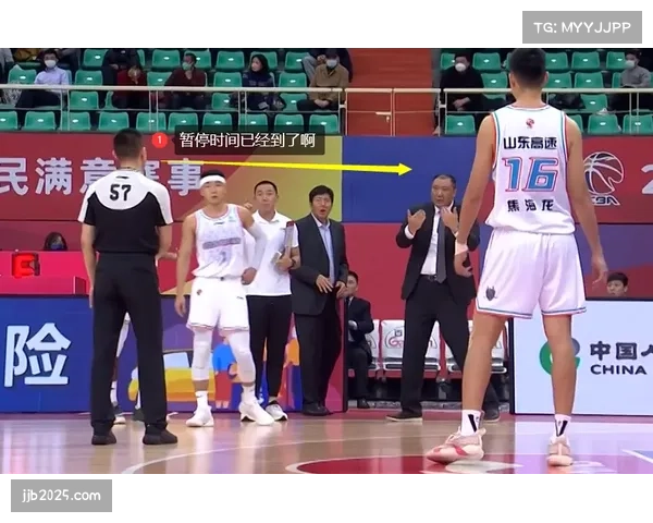 老将郑智场边指挥西海岸，与裁判交流判罚尺度